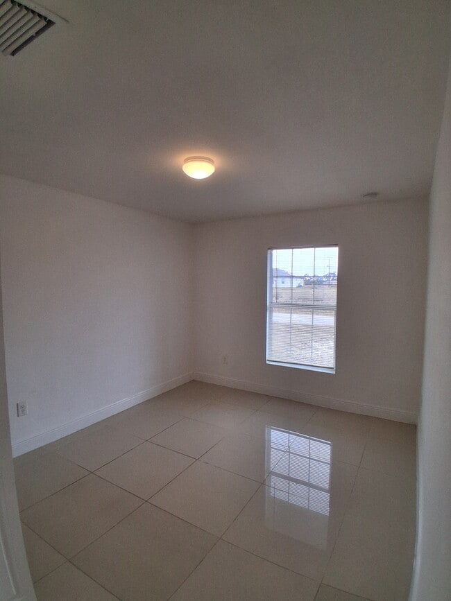 Building Photo - 9007 Meadow Cir