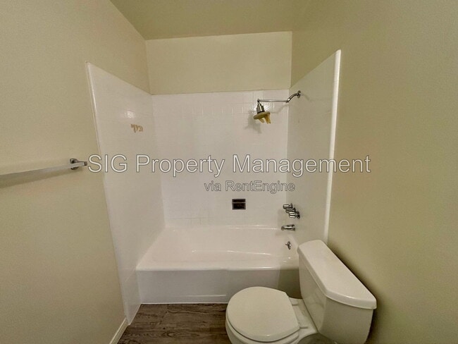 Building Photo - 1126 E Doran St