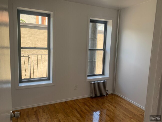 Building Photo - 717 9th Ave