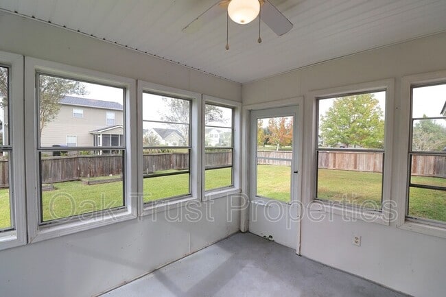 Building Photo - 538 Holiday Dr