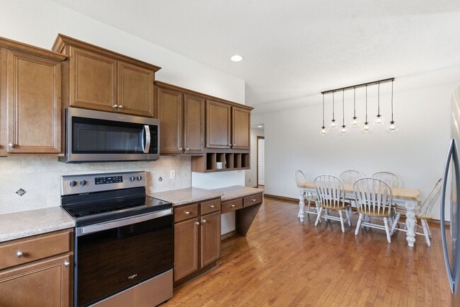 Building Photo - 3 Bedroom | 2 Bathroom | 2 Car Garage| Ozark MO | Fireplace | Separate Green House/Office | Fence...