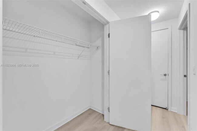 Building Photo - 999 SW 1st Ave