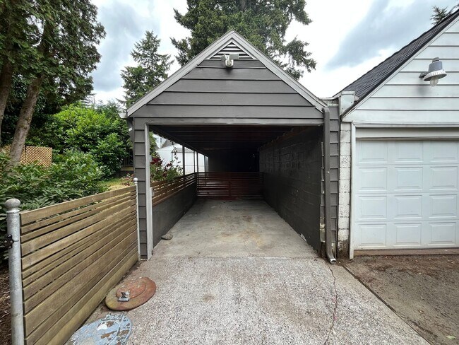 Building Photo - Stunning Rose City Park 5BD 2BA Home with Gas Fireplace Updated Finishes, Air Conditioning & Laun...