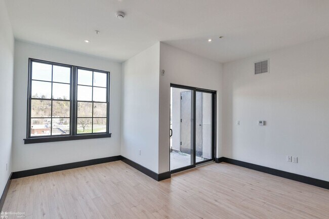 Building Photo - Studio Apartment at Watermark in Downtown ...