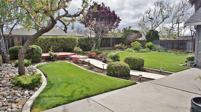 Building Photo - Single Story with Big Backyard in Hollister