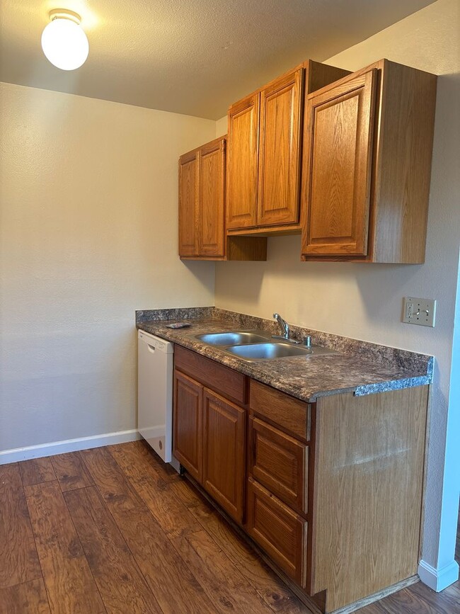 Building Photo - 2 Bedroom 1 Bath Apartment