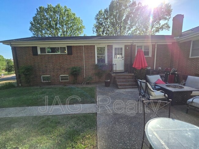 Building Photo - 328 W Liberty St