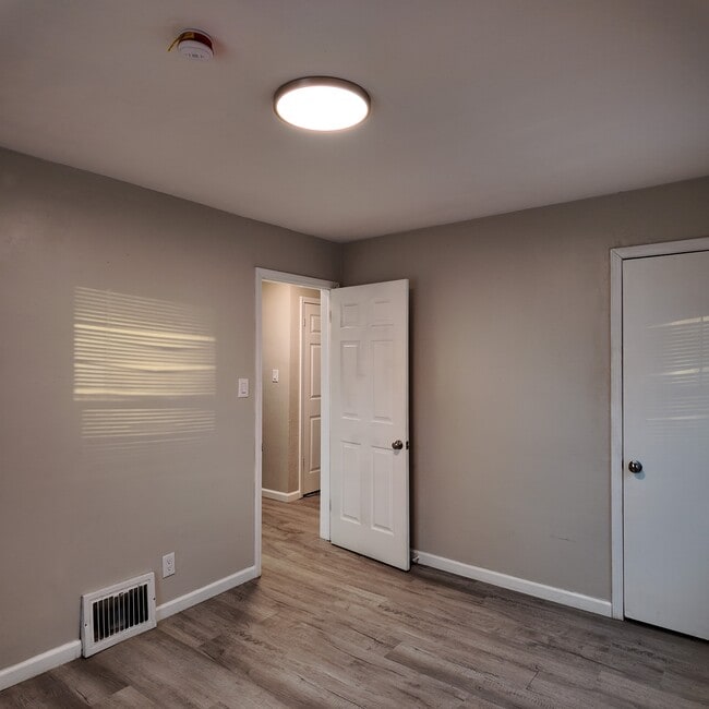 Building Photo - 9277 Vaughan St