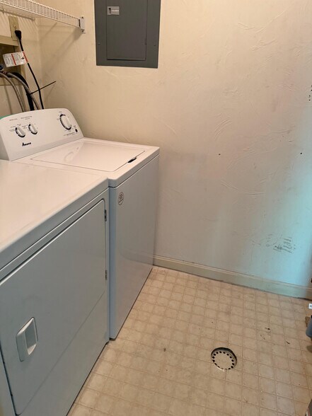 Building Photo - 185 Manville Hill Rd