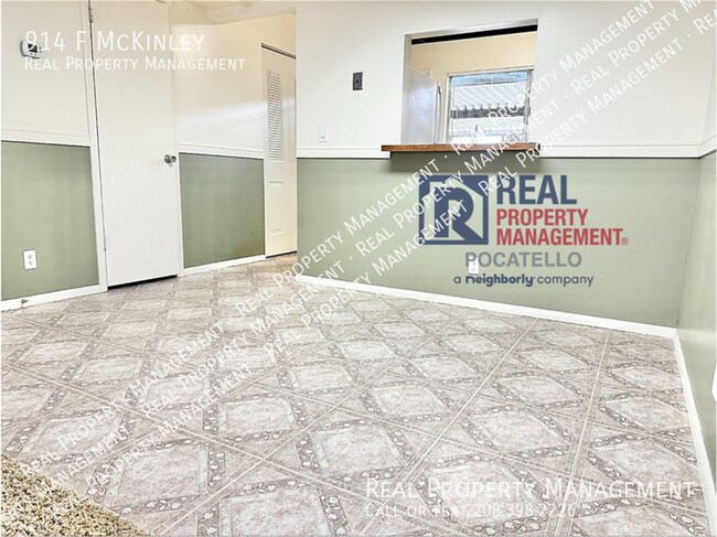 Building Photo - 2 bed 1.5 bath townhome - Covered parking