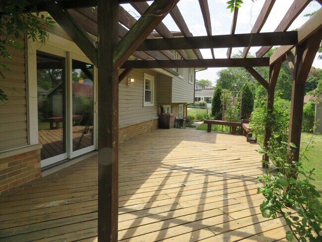 Building Photo - 932 Brantwood Ave