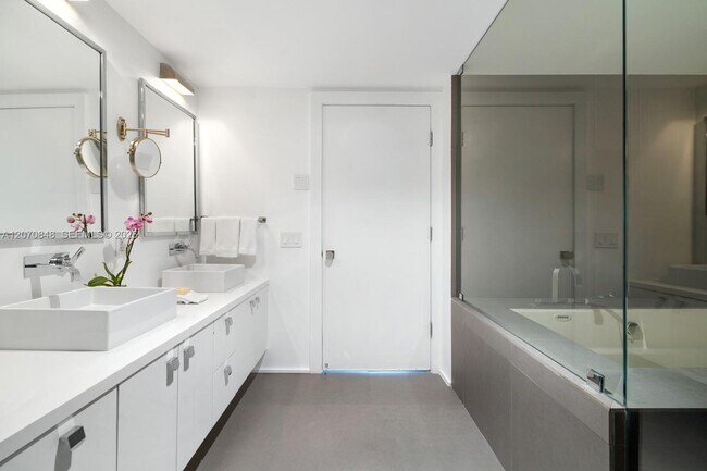 Building Photo - 5875 Collins Ave