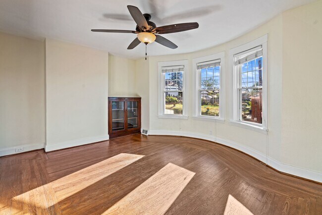 Building Photo - 5 bed 1 bath - newly updated, tons of space, central air, off street parking, laundry