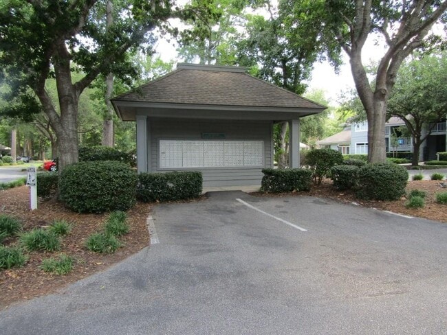 Building Photo - 1221 Lake Dr