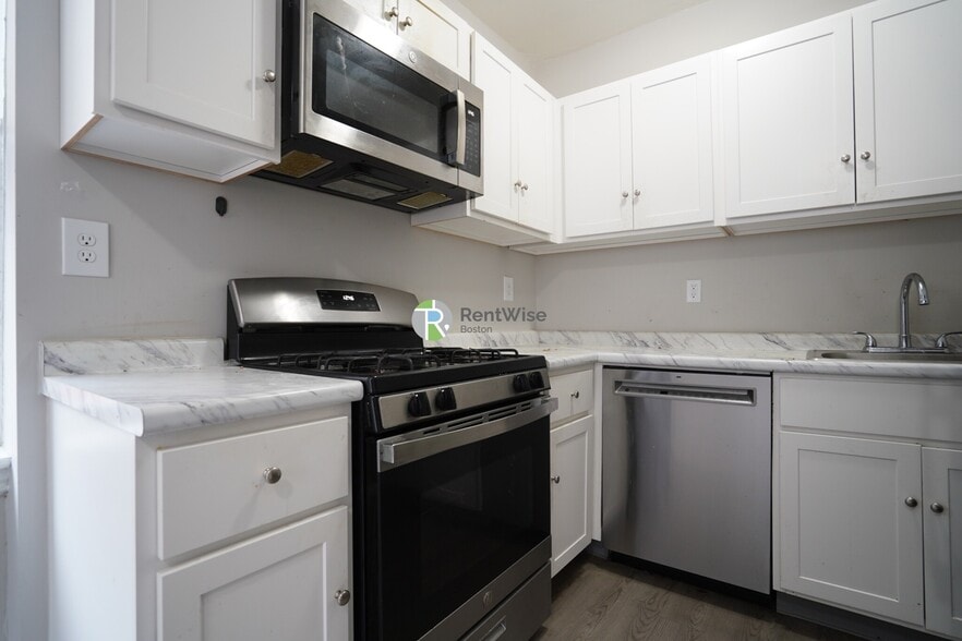 Building Photo - 368 Riverway
