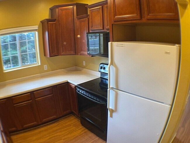 Building Photo - Townhouse in University heights COMING SOON!