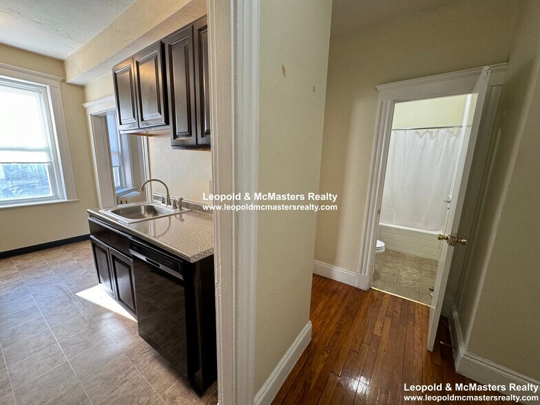 Building Photo - 16 Glenville Ave