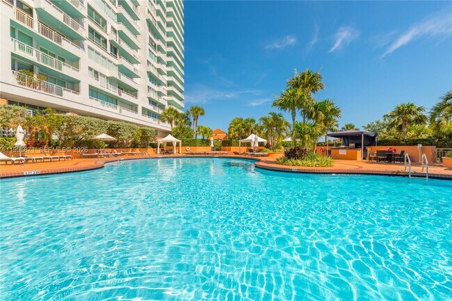 Building Photo - 300 South Pointe Dr