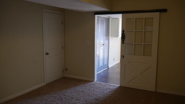 Building Photo - 3 Bedroom 2.5 Bath Townhome with Great Mou...