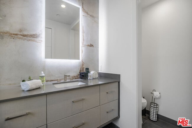 Building Photo - 10563 Ashton Ave