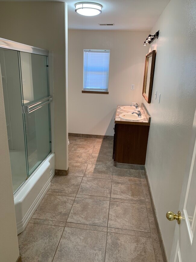 Guest bath with tub and shower - 2033 Mount Washington Ave