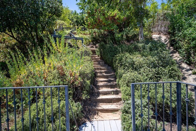 Building Photo - COMING SOON 4-bedroom, 4 bath unit in the desirable Los Feliz