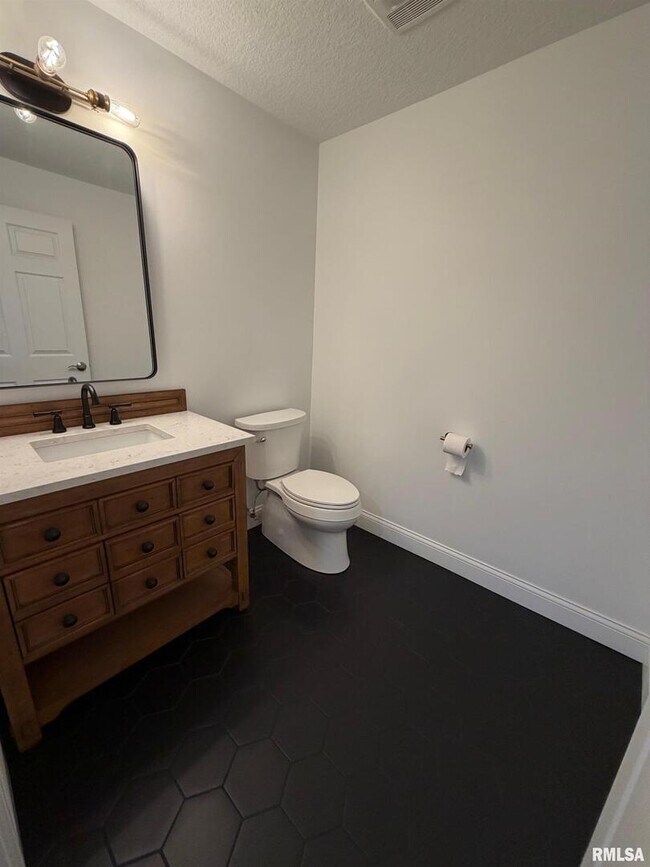 Building Photo - 2625 E 56th Ct