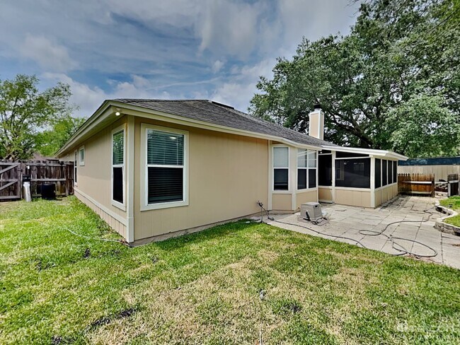 Building Photo - 8911 Country Bend Cir N