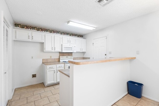 Building Photo - 8430 Cranberry Hill