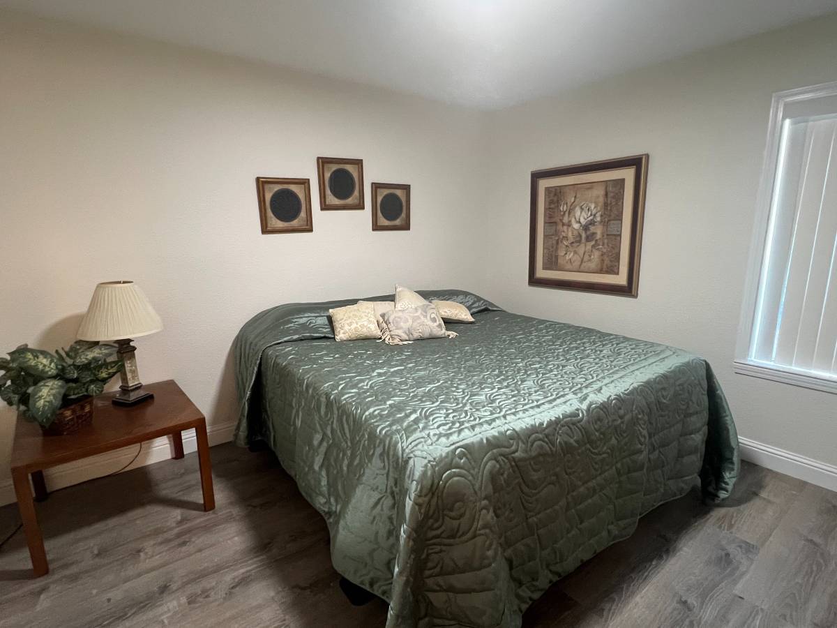 Bedroom - 1550 W Ashlan Ave