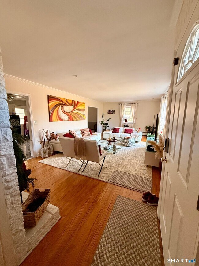 Building Photo - 12 Belaire Dr