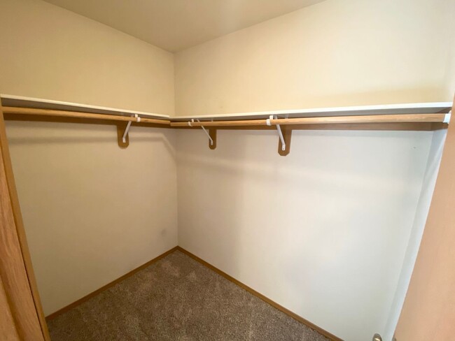 Building Photo - 4 Bed, 2 Bath Home!