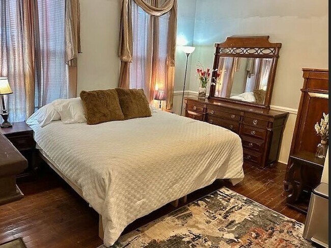 Building Photo - Charming 3BR House in Macon - Walk to Mercer Village and Tatnall Square Park!