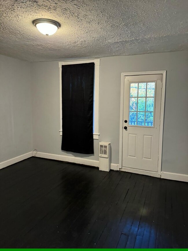 Building Photo - Three Bedroom One Bathroom Ready For ASAP ...