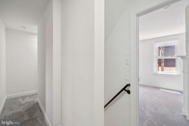 Building Photo - 7 E Oxford St