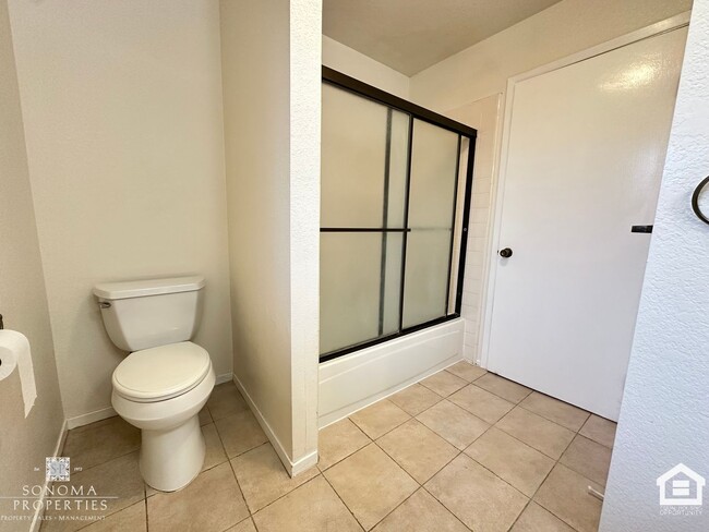 Building Photo - Charming 2 Bedroom Townhouse – Prime Location, Available Now!