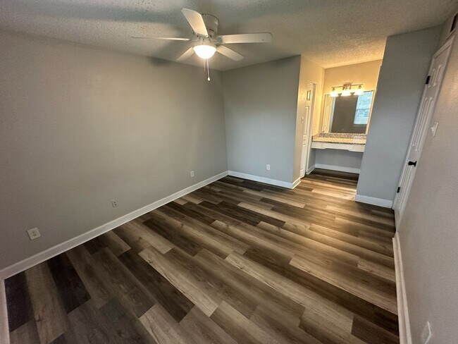 Building Photo - ** Move in Special $500 off your first months rent** FABULOUS 2 Bedroom/1 Bath Condo!!