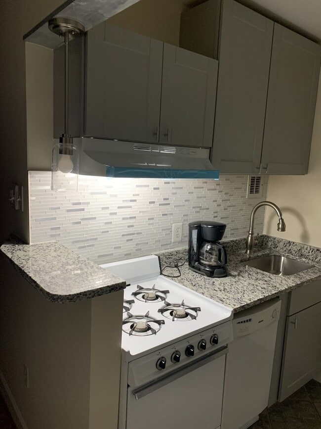 Building Photo - Spacious 1BR! Utilities Included! Rosslyn ...