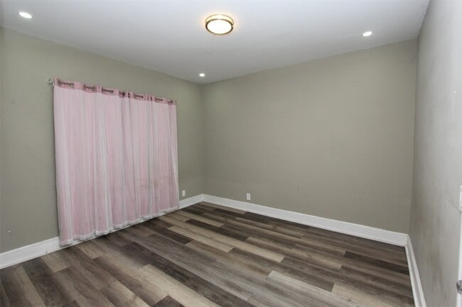 Building Photo - 12 George St