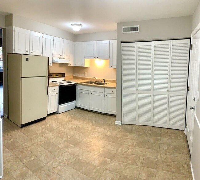 Building Photo - Inglewood 2 BR 1.5 Bath duplex available O...