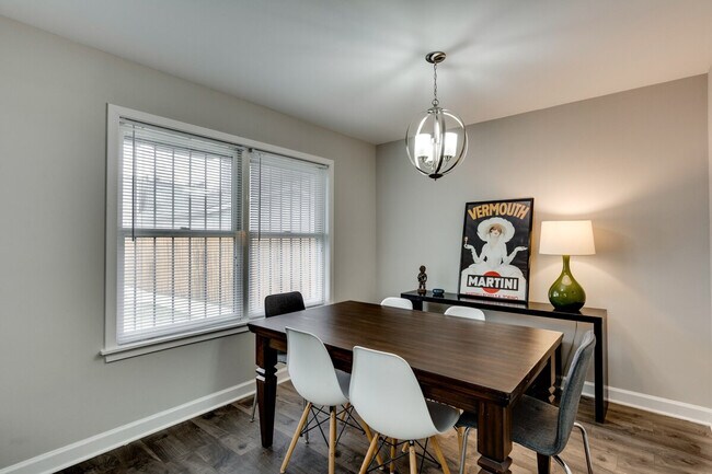 Building Photo - 226 S Hoyne Ave