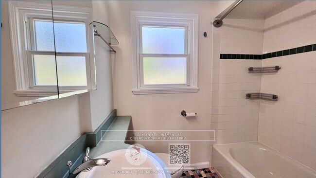 Building Photo - Spacious 2 bedroom Home w/ Backyard, Garag...