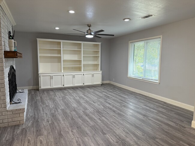 Building Photo - 3601 Oakwood Dr