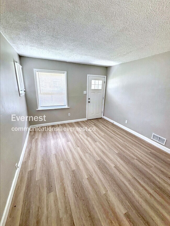 Building Photo - Updated 3 Bedroom Home in St Louis / Pet F...