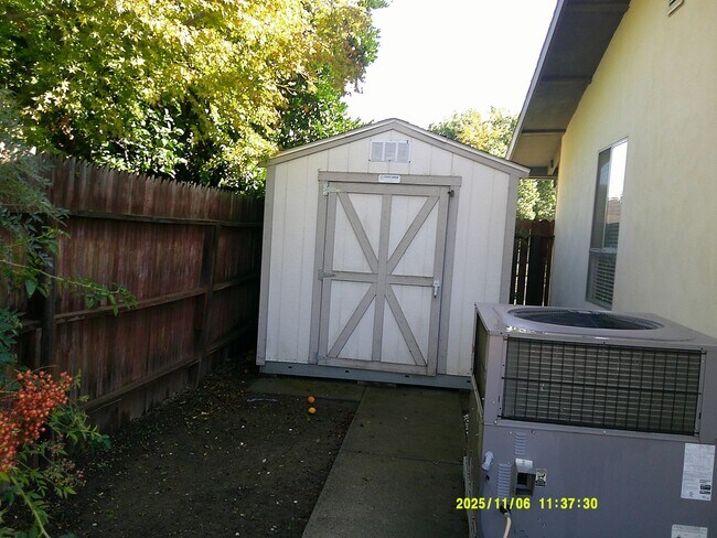 Building Photo - 390 S Almond St