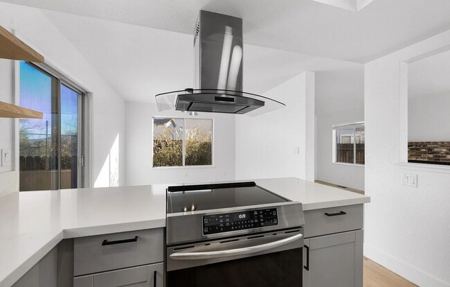 Building Photo - 3 Bed/2.5 Bath House w/ Yard Close to UNR