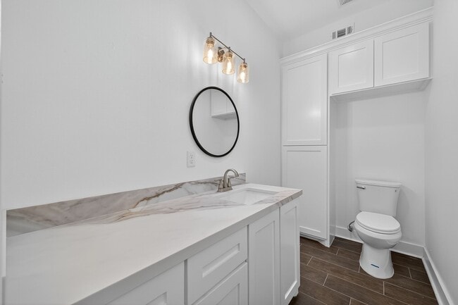 Building Photo - 714 Zoe St