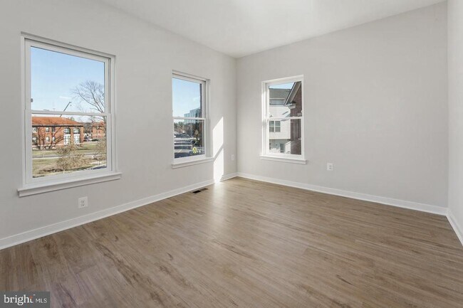 Building Photo - 945 Sycamore Dr SE