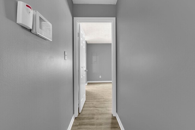 Building Photo - 833 Delray Dr
