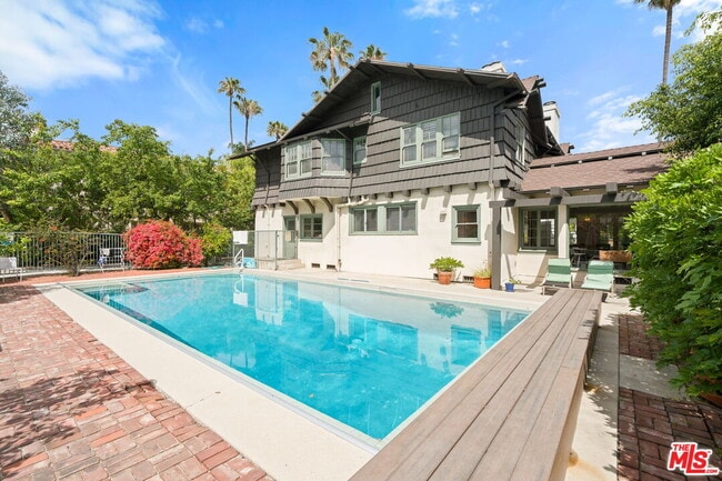 Building Photo - 801 N Rodeo Dr